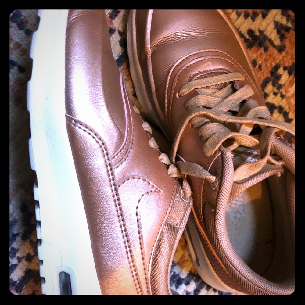 Rose gold Nikes 🥀